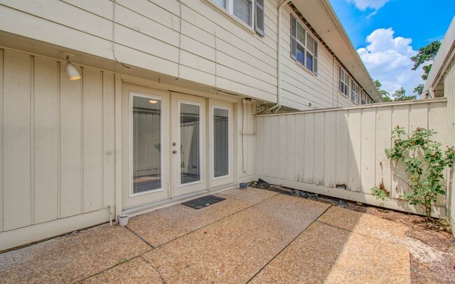 Building Photo - 402 Bendwood Dr