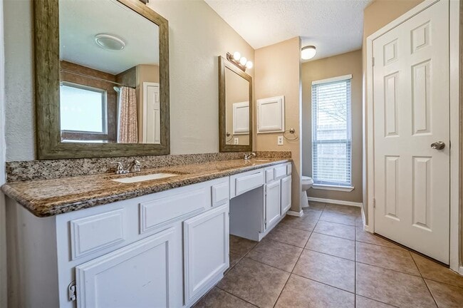 Building Photo - 1309 Oak Hollow Dr