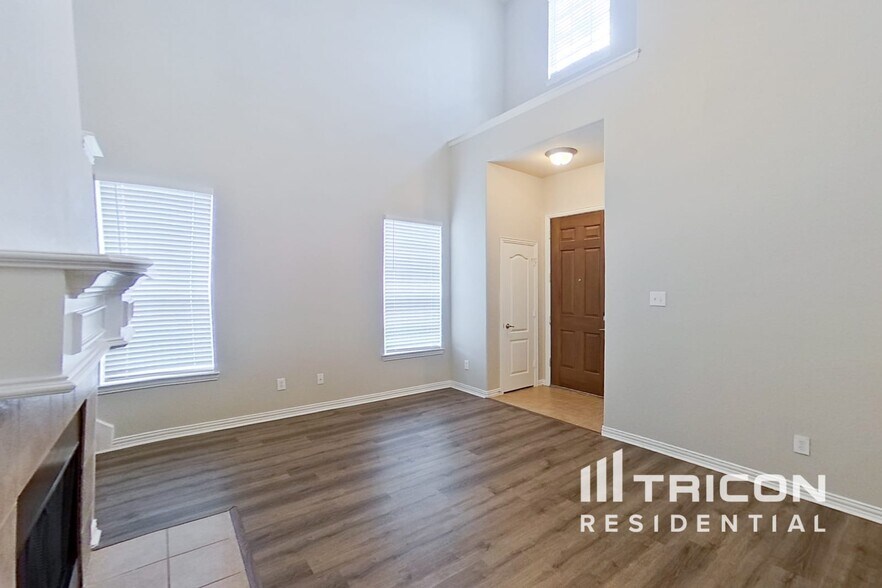 Building Photo - 15904 Alvarado Dr