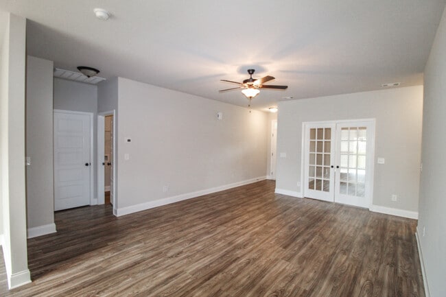 Building Photo - 412 Coles Way