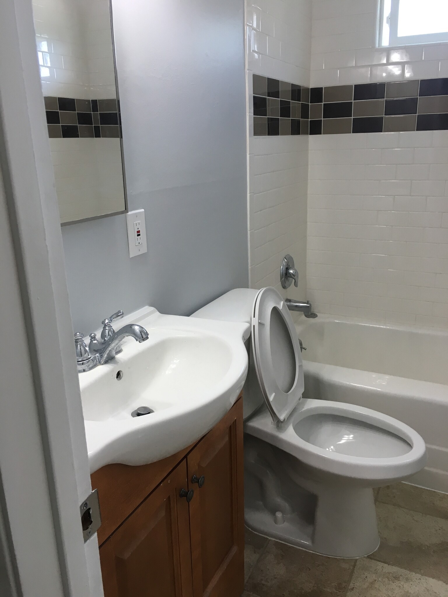 2nd Bath room shower & Tub - 4634 Cherokee Ave