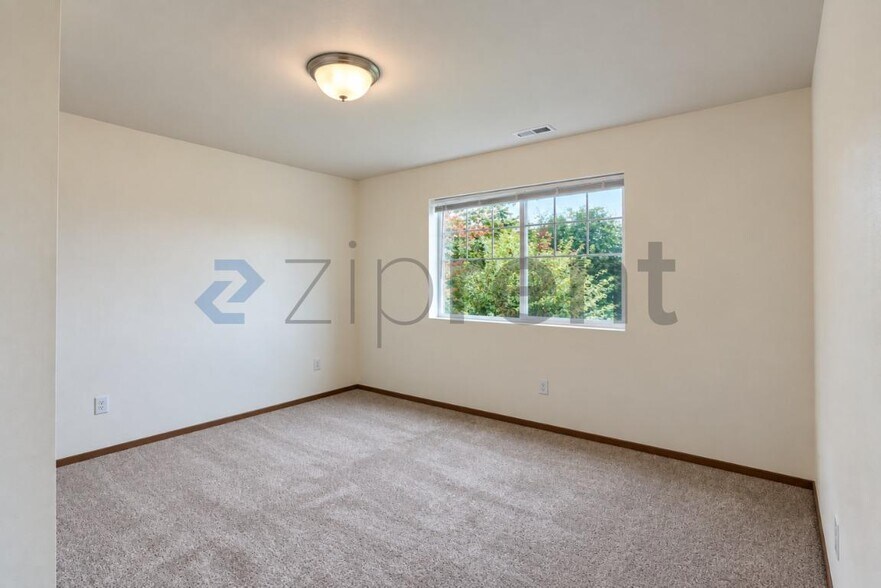 Building Photo - Unit