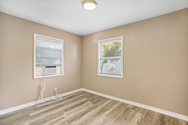 Building Photo - 2 bedroom 1 bath with porch