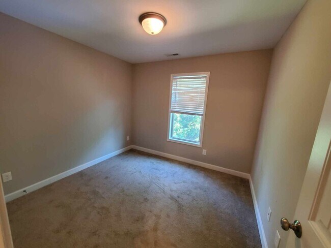 Building Photo - 4 bedroom available for move in August 1st...