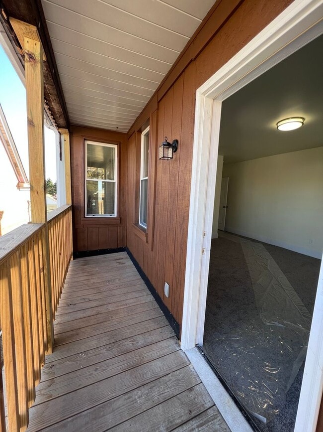 Building Photo - Updated 3 BR 2.5 bath house now available!