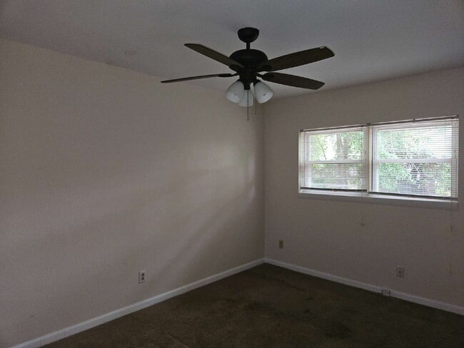 Building Photo - "Charming 4-Bed Home with Spacious Layout