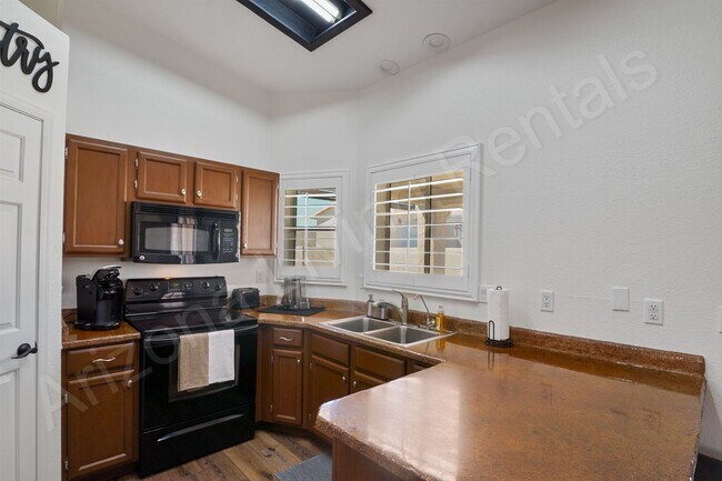 Building Photo - FURNISHED AVAILABLE OCTOBER - MAY