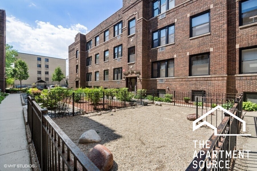 Building Photo - 722 W Addison St