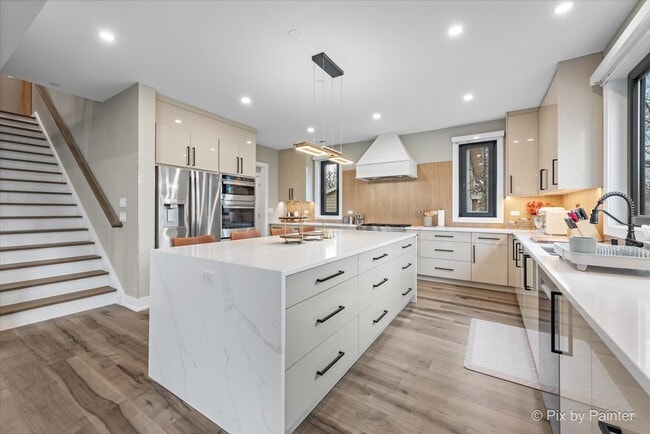 Building Photo - 154 Oak St