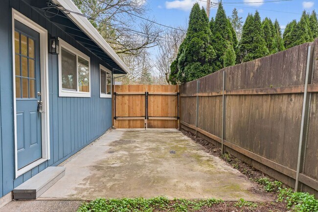 Building Photo - Updated 4BD Lake Oswego Home - Prime Location