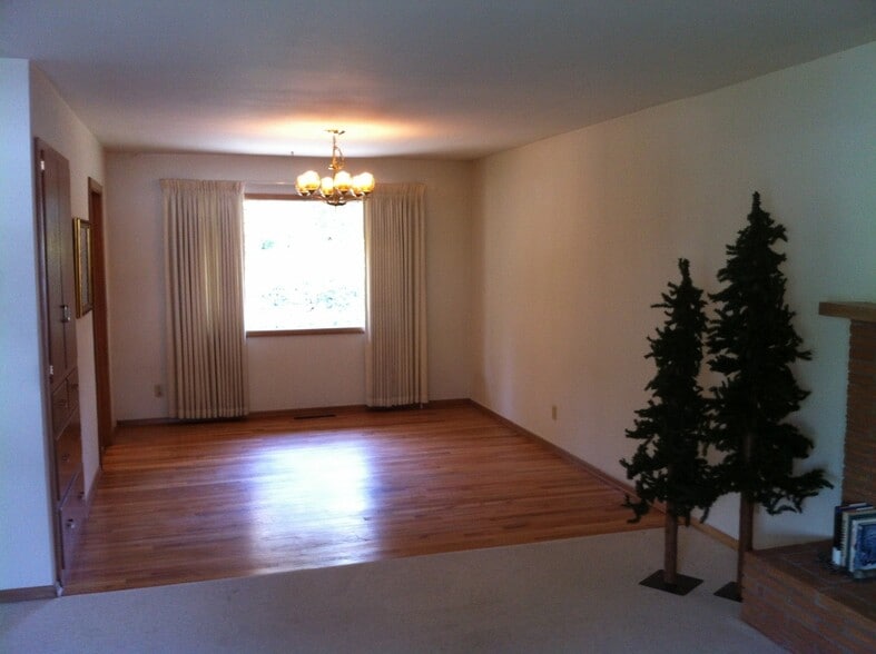 Building Photo - 1010 NE Duncan Ln