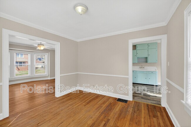 Building Photo - 715 E 60th St