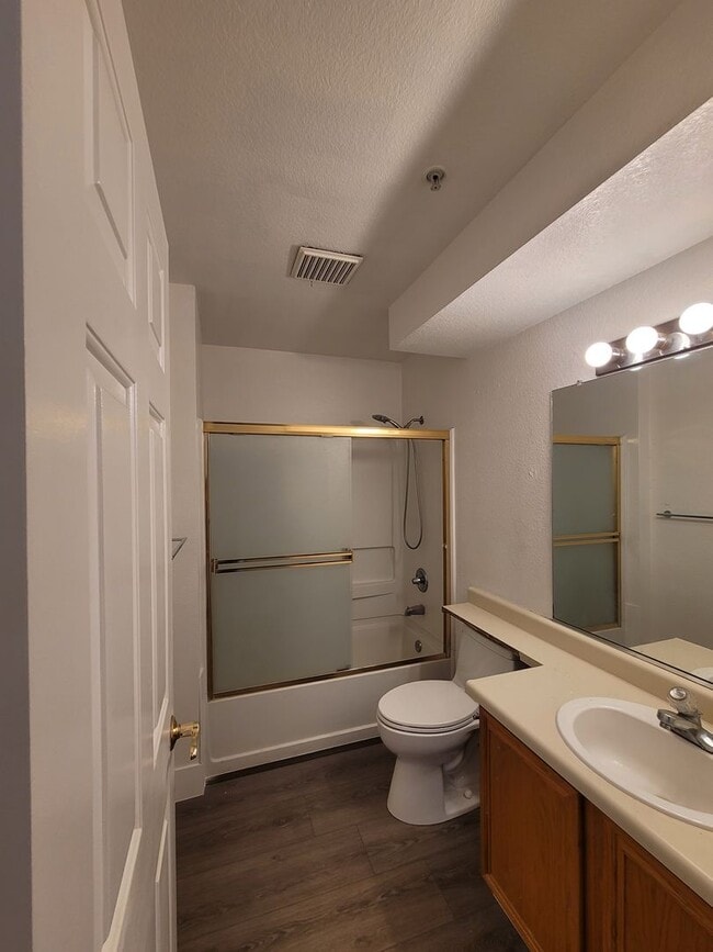 Building Photo - 3-bed 2-bath townhouse with a breathtaking Delta view!