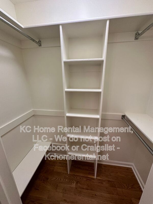 Building Photo - 6119 Cottonwood Dr