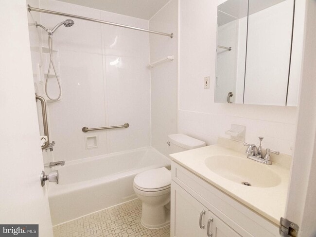 Building Photo - Spacious and sunny 1 bed/1 bath balcony co...