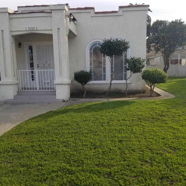 Building Photo - 1032 W 103rd St