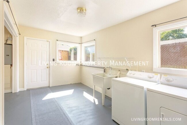 Building Photo - 6738 NE 22nd Ave