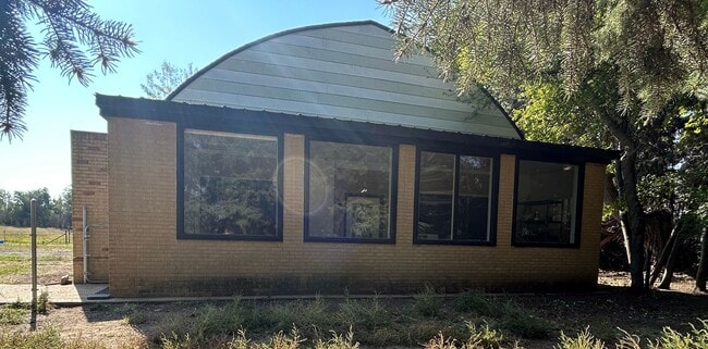 Building Photo - RURAL Single family home!!
