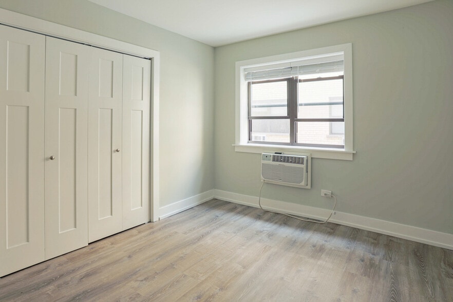 Building Photo - 448 W Barry Ave