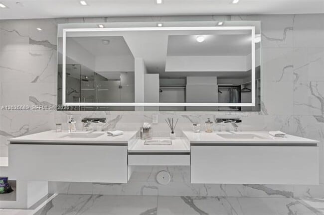 Building Photo - 5500 Island Estates Dr
