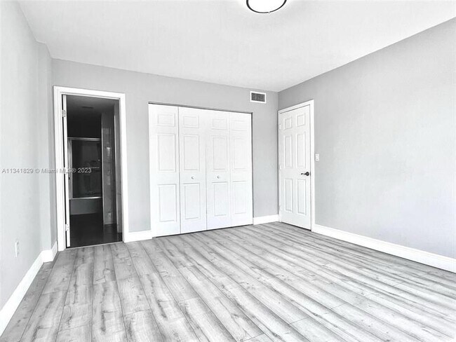 Building Photo - 4174 Inverrary Dr