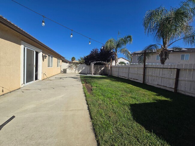 Building Photo - 3 BR 2 BA Available Now