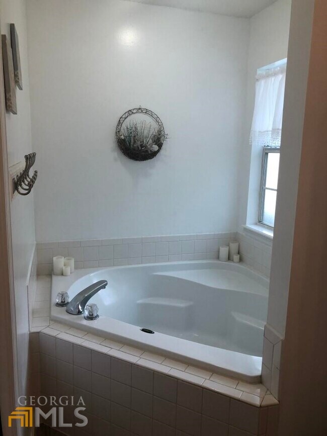 Building Photo - 304 McQueen Cir