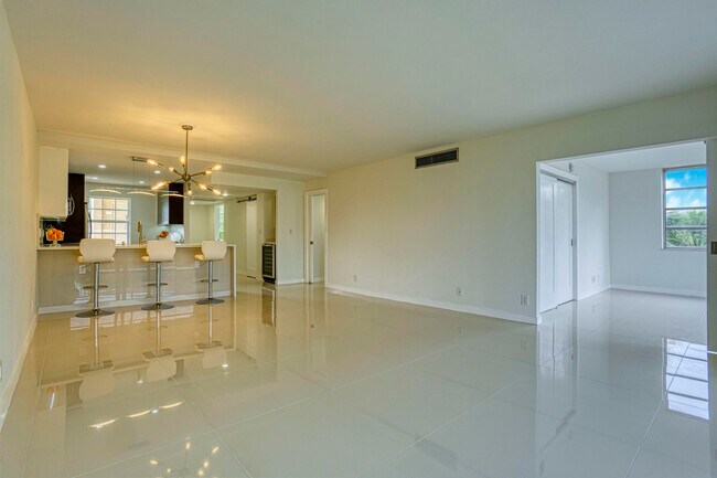 Building Photo - 535 Oaks Dr