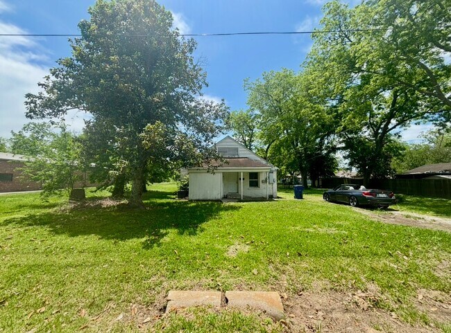 Building Photo - 701 N Hackberry St