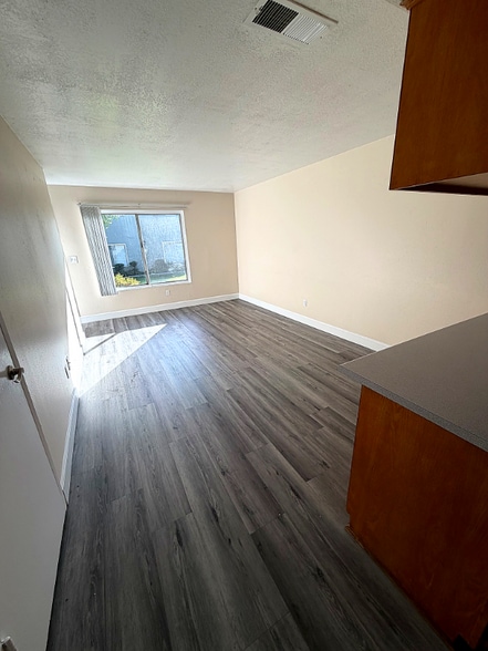 Building Photo - 610 Silverwood Ave