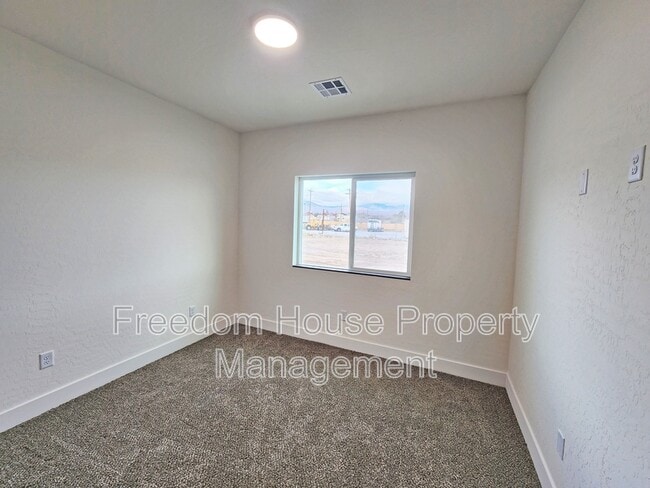 Building Photo - 1340 Arrowhead St