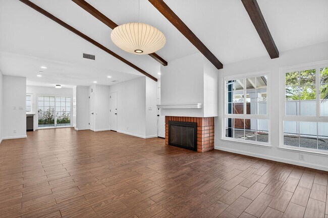 Building Photo - Sought After Mesa Verde Home