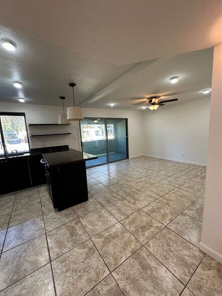 Building Photo - 1005 W 5th St