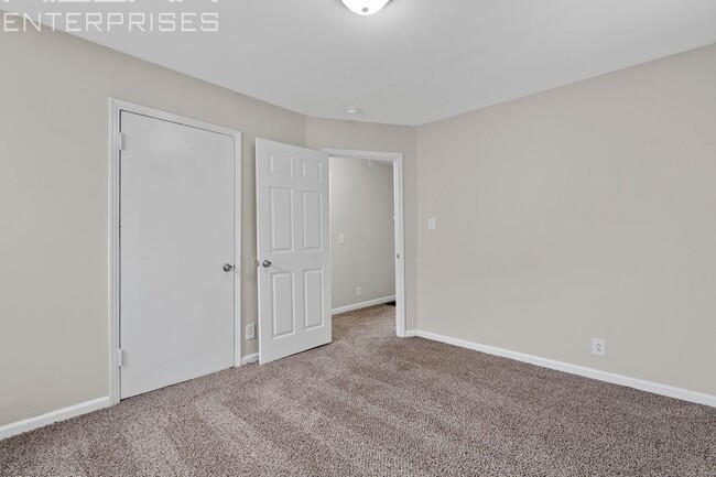 Building Photo - Charming 2-Bedroom Home on Quiet Valley View Circle