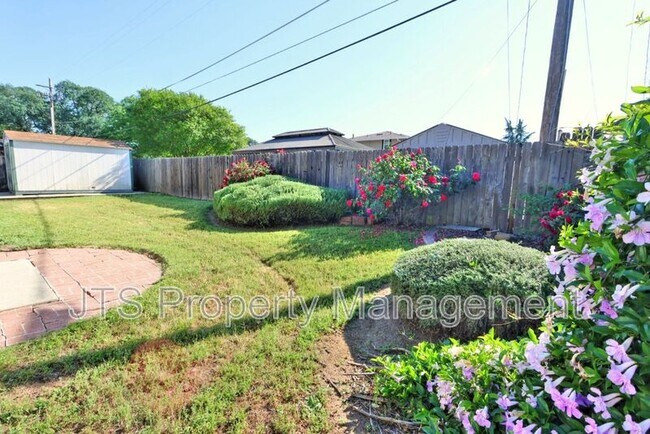 Building Photo - 6069 Kingwood Cir