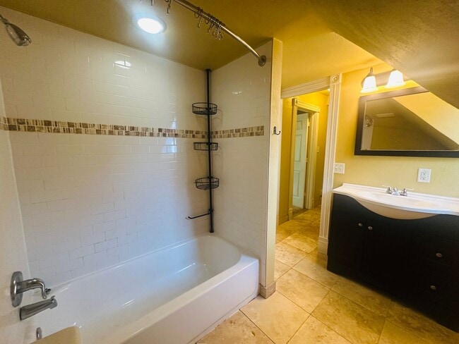Building Photo - Charming 3 Bedroom Single Family Home Avai...