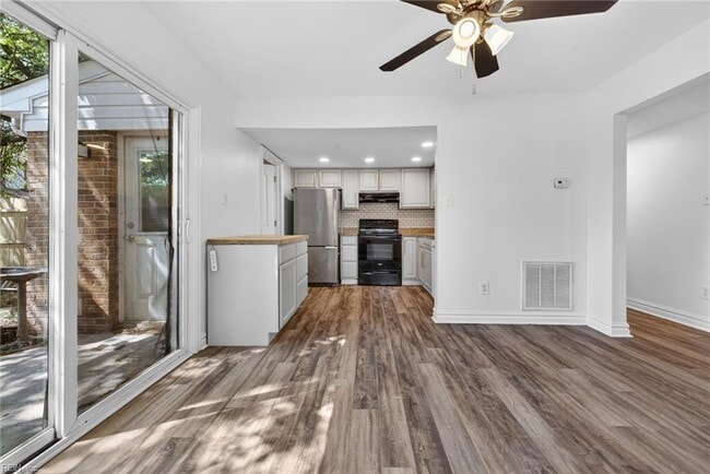 Building Photo - 5676 Weblin Dr