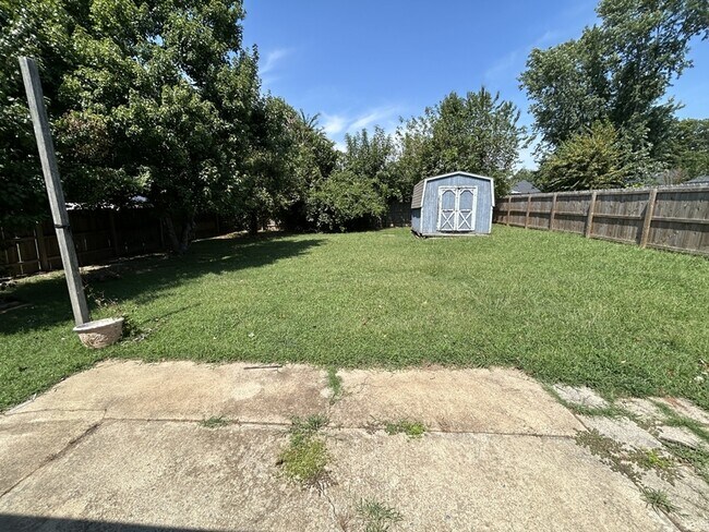 Building Photo - 481 Village Ln