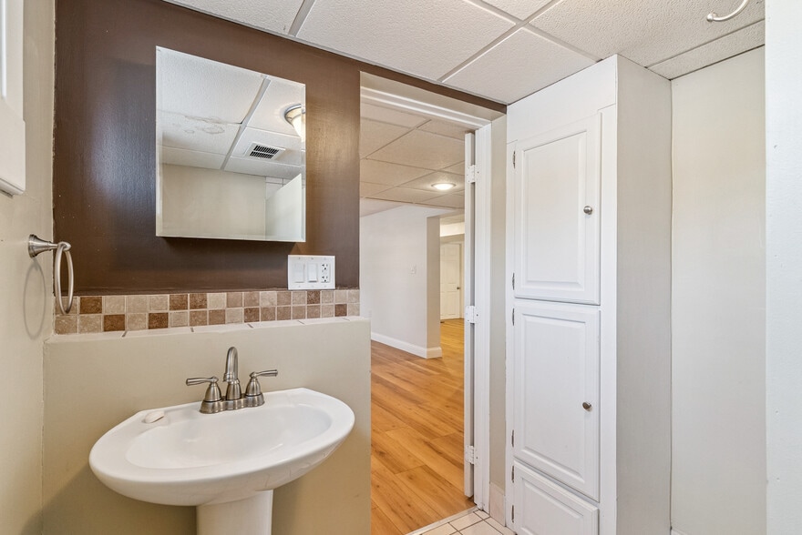 Building Photo - 3032 W 9th St