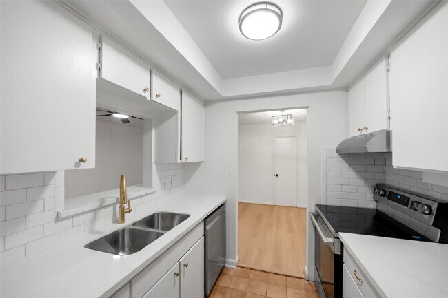 Building Photo - 9654 Westview Dr