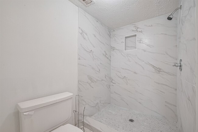 Building Photo - 2107 Creekshire Dr