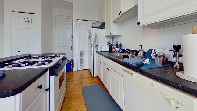 Building Photo - Second Floor Lakeview One Bedroom