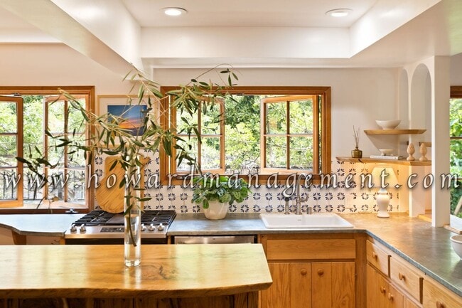 Building Photo - Stunning 5 Bedroom House in Santa Monica