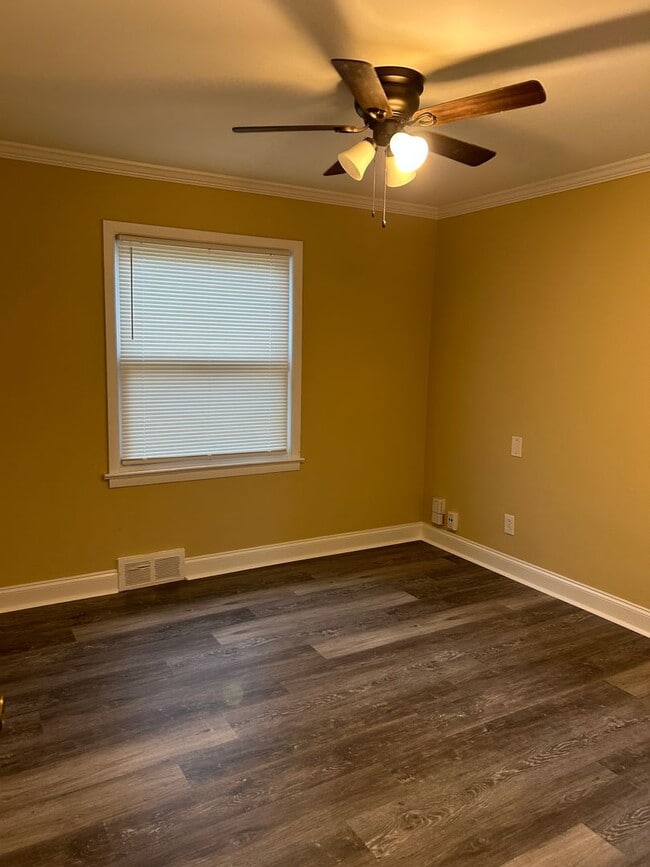 Building Photo - 3 Bedroom 1 bath home for lease in Maple H...