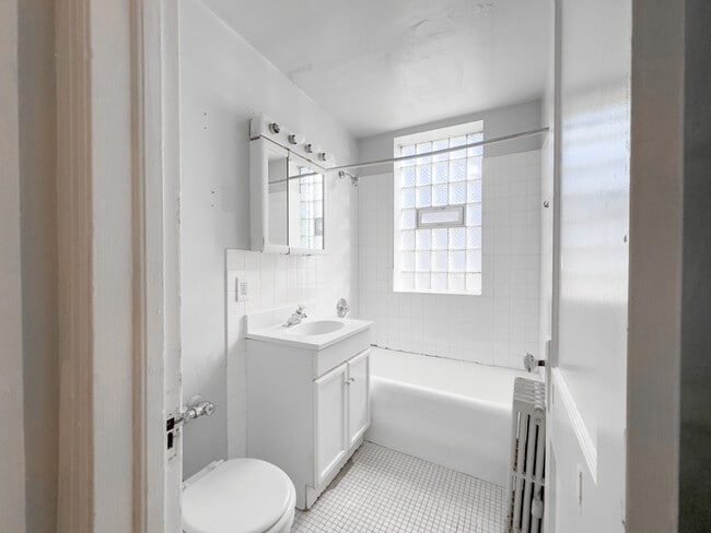 Building Photo - 1055 W George