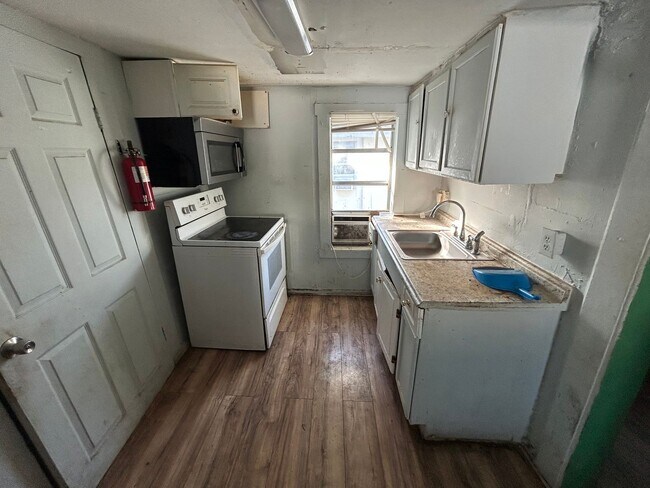 Building Photo - 3/1 Downstairs unit in the heart of Bradenton