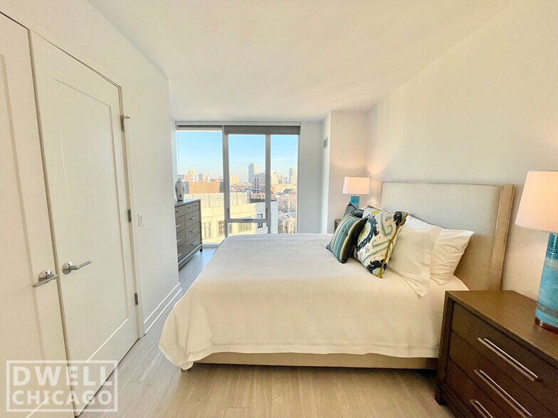 Building Photo - 2337 N Lincoln Ave