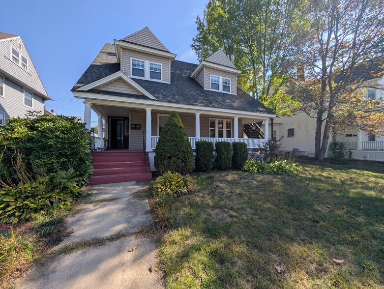 Front Yard - 897 Union St