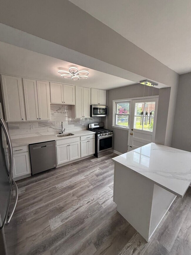 Building Photo - Updated Glen Oaks Townhome with Finished B...