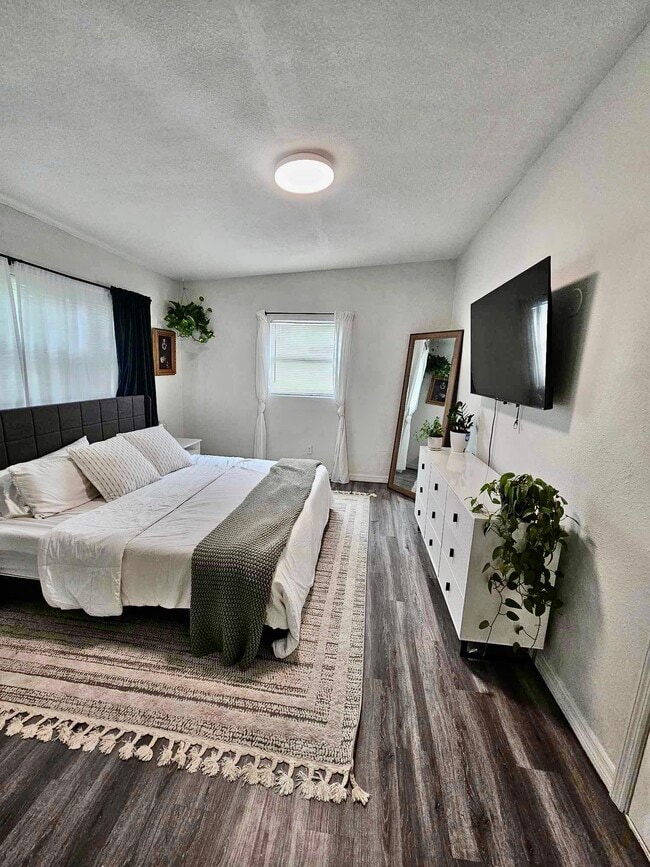 Building Photo - 1434 Overlea St